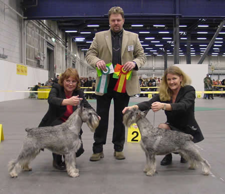 Boel , Jack, Gunilla and Caper together with the judge.