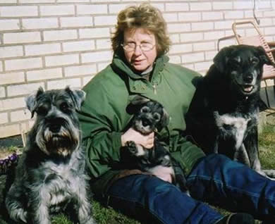 Sylvia wirh her dogs Kia (Lakej's Barbie), Akki (Argenta's Parker) and Jussi.