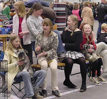 Argenta-girls outside the juniorhandling-ring.
